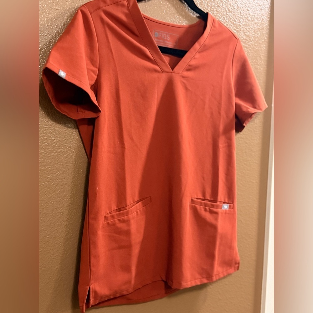 FIGS Women's Casma 3-Pocket Scrub Top in Canyons. Size: XS - Picture 4 of 10